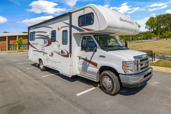 Explore in Comfort: 2015 Sunseeker 2500TS RV