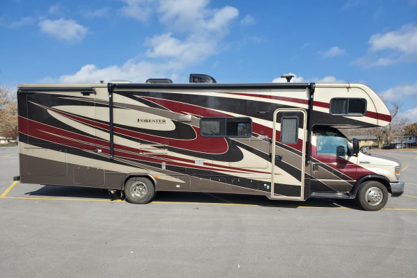 Hotel on Wheels- 2017 Forest River Forester Model 3011ds -32 Feet