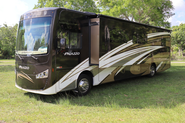 2016 Thor Motor Coach Palazzo
