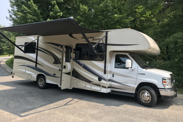 2015 Thor Motor Coach Freedom Elite - Lots of beds/slide out/easy to drive!