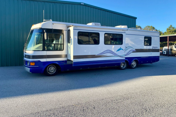Dolphin Luxury RV- Enjoy the journey!