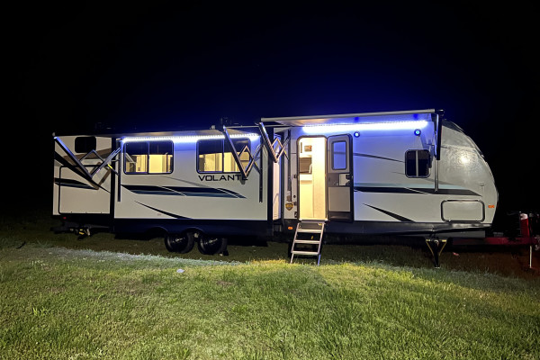2022 Crossroads Volante With bunkhouse, king bed and 2 bathrooms!