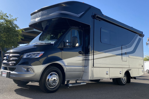 Luxury + Family Friendly 2022 Renegade Vienna - Perfect for Grand Canyon!