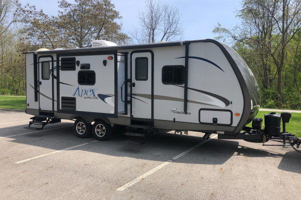 Glampin Memories! Tons of space go enjoy the outdoors DUAL/OPPOSING SLIDES