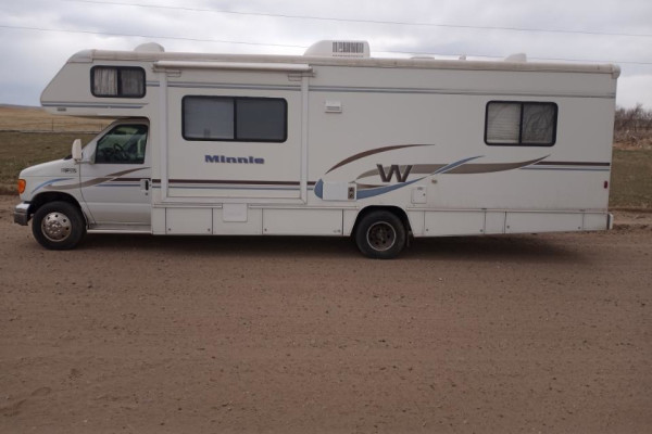 2004 Winnebago 29ft family and pet friendly, no return cleaning required.