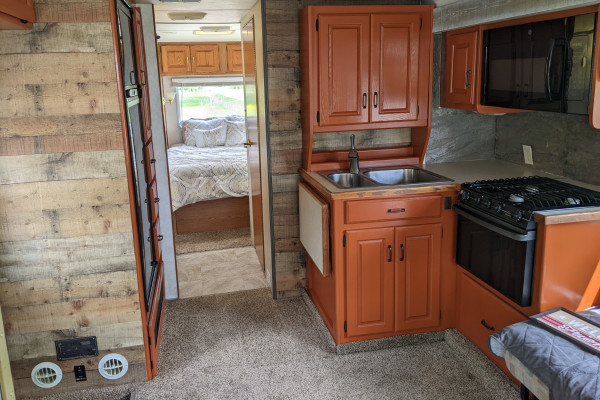 2003 Holiday Rambler Atlantis. Updated with full kitchen, sleeps 6.