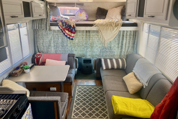 Chic, Clean and Cozy Motorhome Ready to Roll!