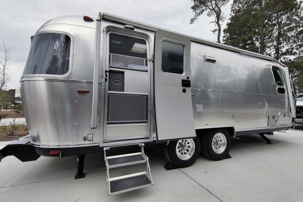 2021 Airstream Globetrotter 25 FBT