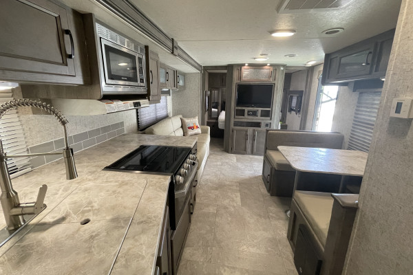 Kentucky Horsepark CAMPSITE INCLUDED/Golf cart/2019 Coachmen Apex 300BHS.