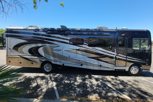 Like New 2018 Fleetwood Bounder