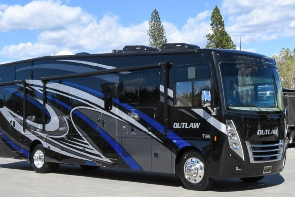 2023 Thor Motor Coach Outlaw - Sleeps 12