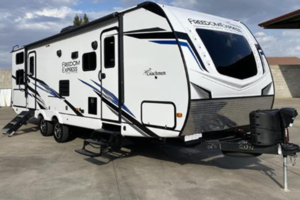 FAMILY FUN  with TONS of ROOM 2020 Forest River Freedom Express Ultra Lite