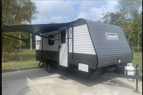 2022 Coleman 17B Easy Towing Fully Loaded Travel Trailer