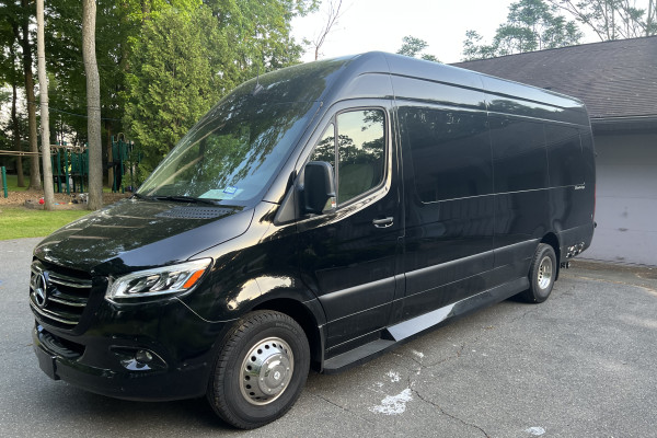 2022 Ultimate Toys Ultimate Coach Sprinter