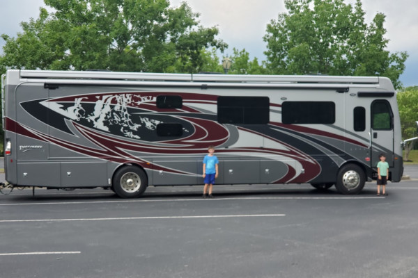 2022 Discovery LXE Luxury Coach
