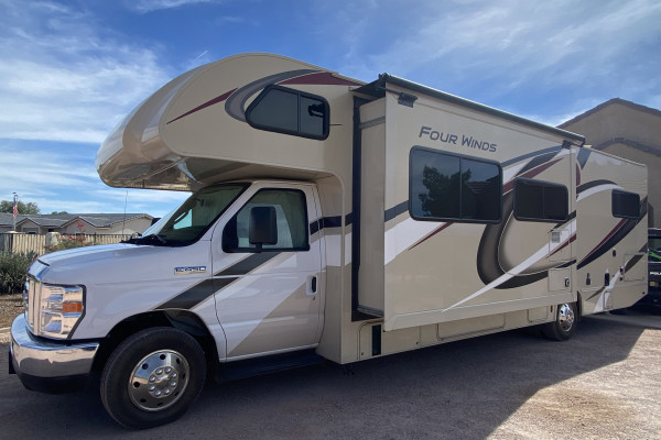 2021 Thor Four Winds- Sleeps 9, Fully Stocked