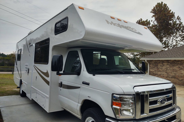 2018 Thor Majestic - Sleeps 6-8 persons, 30 ft long with lots of storage