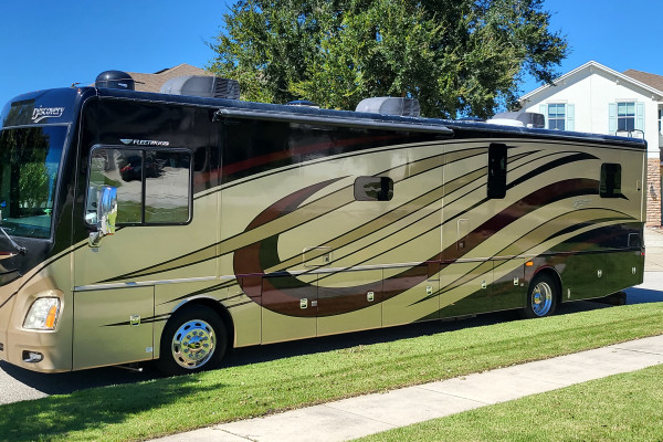 You Deserve This Luxury! 2015 Fleetwood Discovery 40G