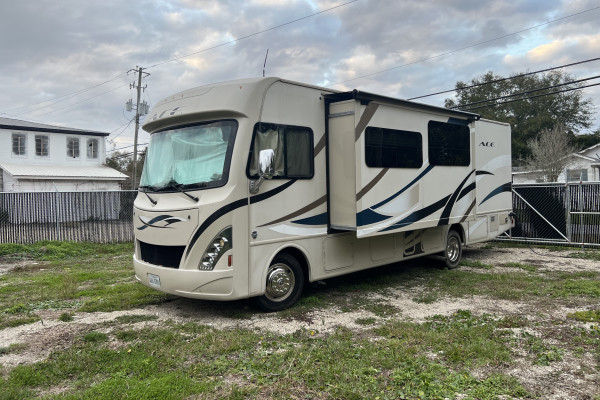 2017 Thor A.C.E. IMMACULATE CONDITION EASY TO DRIVE!! SLEEPS 8!!!