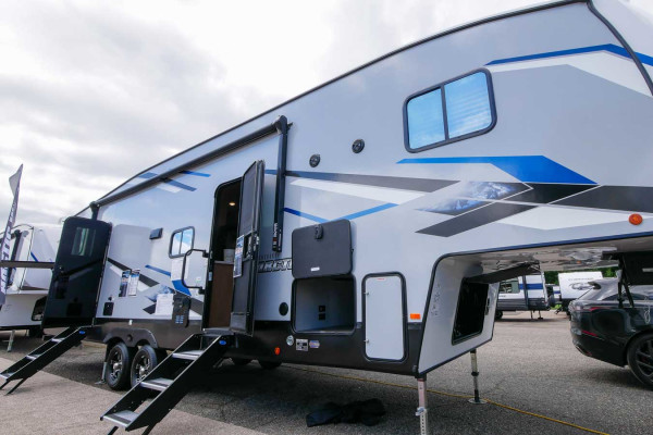 2021 Forest River Arctic Wolf 321BH FOR RENT. With Delivery ONLY.