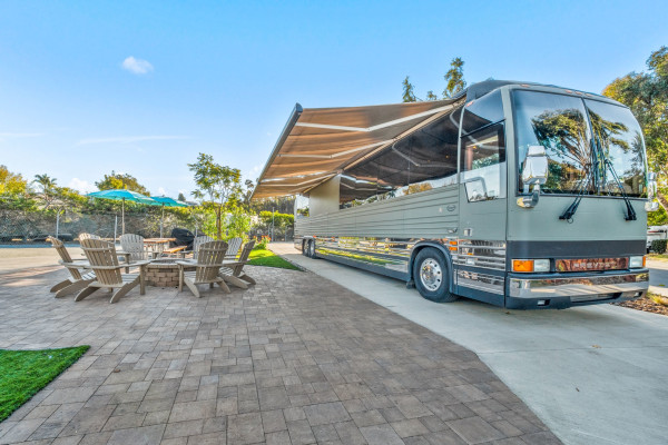 Luxurious Lucy Ultra Luxury Marathon Prevost Mirage LXII