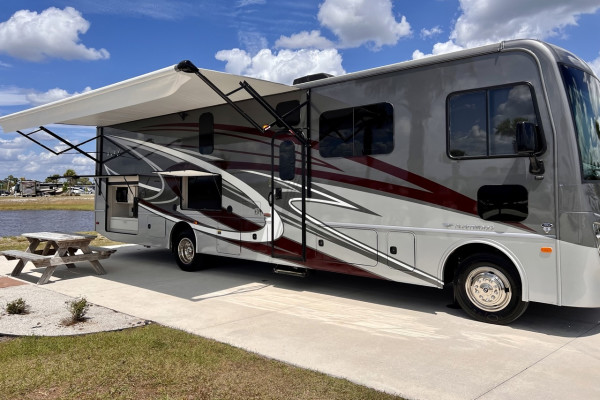 2023 Fleetwood Flex 36ft - 8 Guests