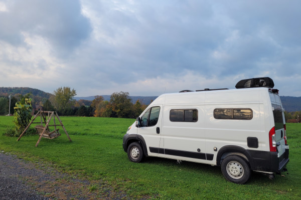 Dog-friendly Teal Retreat - 2022 Campervan - Perfect for 2
