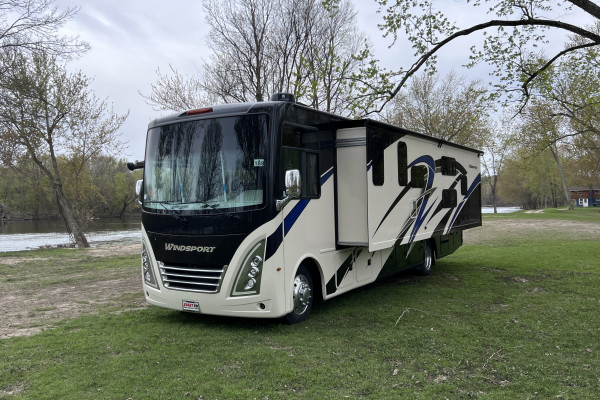 Large RV with bunk beds, fully stocked, Delivery and Set up only!