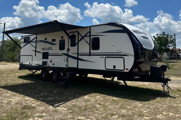 32 Ft Travel Trailer from Heartland King size bed! Sleeps 8-10