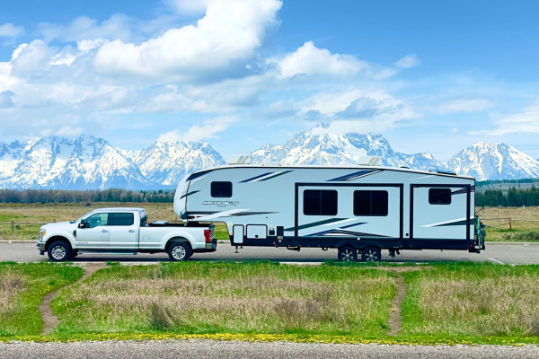 Adventure Awaits! Fully Loaded Dual Bathroom 2022 Arctic Wolf BH321