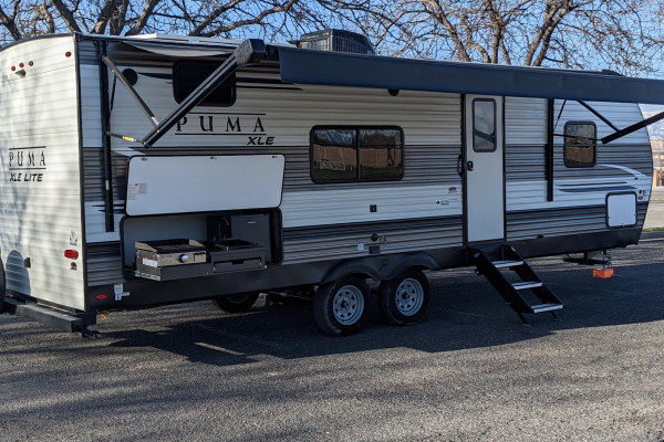 Pet & Kid Friendly Bunkhouse Travel Trailer. Palomino Puma XLE 25-BHSC