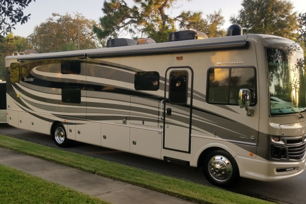 2017 Fleetwood Bounder 36H - Sleeps 9, Lots of Amenities