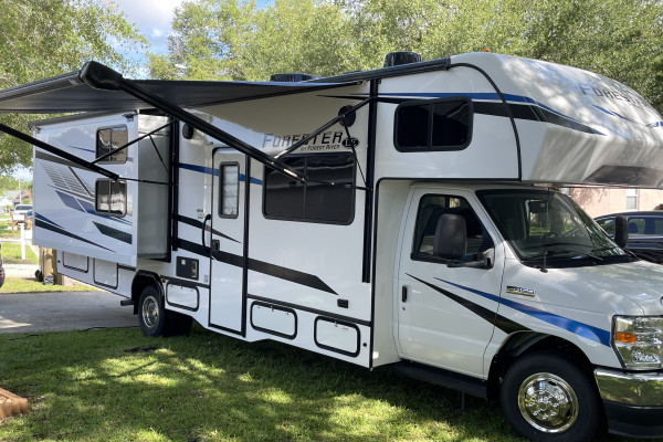 32’ 2023 ForesterLE Family Memory Maker Bunkhouse Sleeps 10 Fully stocked