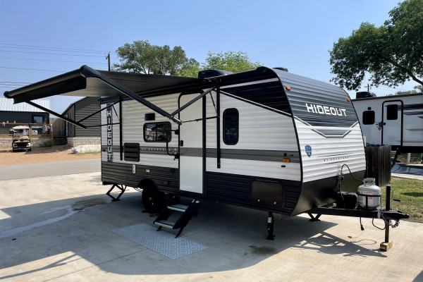 Clean, cozy & easily towable 2022 Keystone Hideout