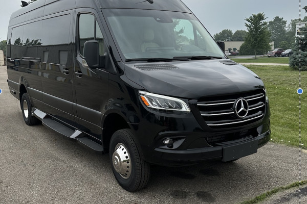 2024 Vanz2Go Ultimate Toys Ultimate Coach