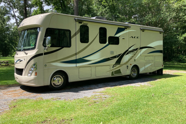 2017 Thor A.C.E. 29.4 Prestine Motorhome with King Bed fully loaded!