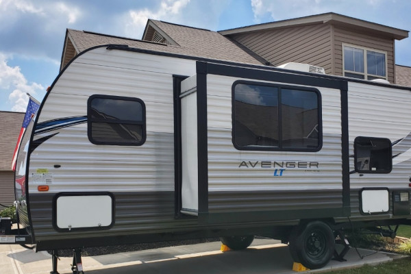 2021 Avenger LT 22 ft super clean