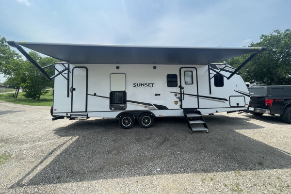 10 person 2022 Sunset Trail 272 BH. Practically brand new!