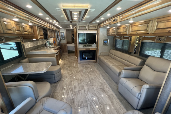 2018 Tiffin Phaeton 40AH