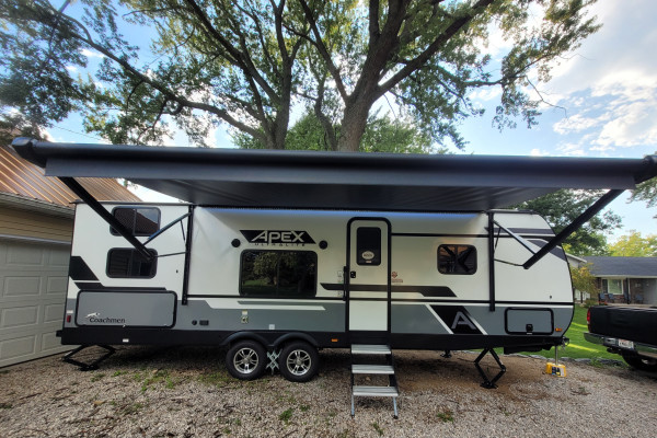 2023 Luxurious Family-Friendly Apex Ultra-Lite