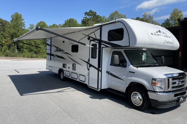 2022 Like New Class C Motorhome - Near Lake Lanier GA