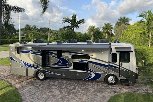 2022 Fleetwood Discovery 38N