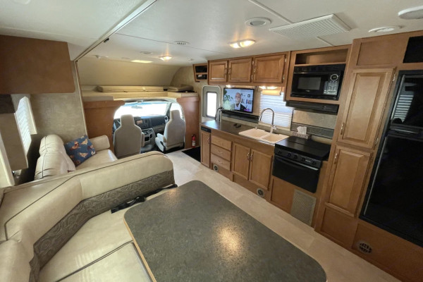 Adventure and Comfort Await!! 2015 Winnebago Minnie Winnie