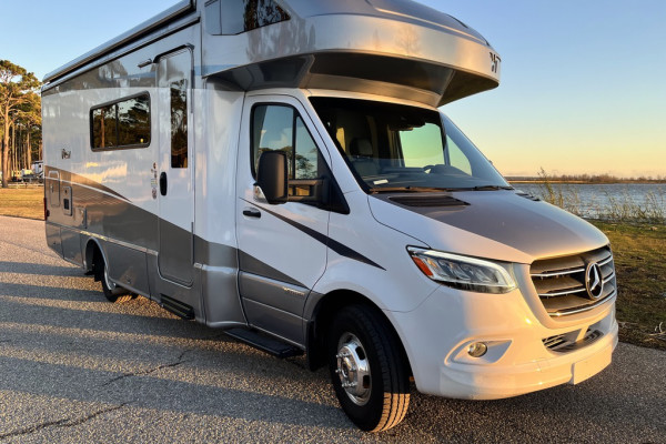 2020 Mercedes/Winnebago View, Murphy Bed Floorplan