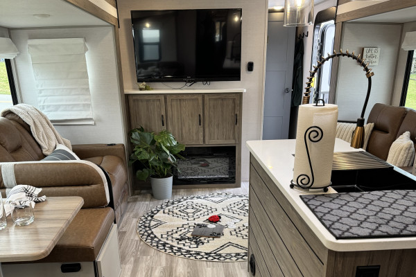 2024 Luxurious, Loaded & Spacious 2 Bdrm with kids bunkroom. Pet's Free!