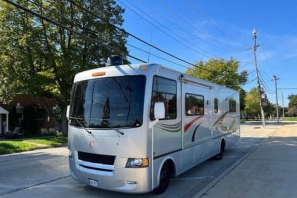 Four Winds Hurricane 32 !! Super clean and fun bus to take anywhere!