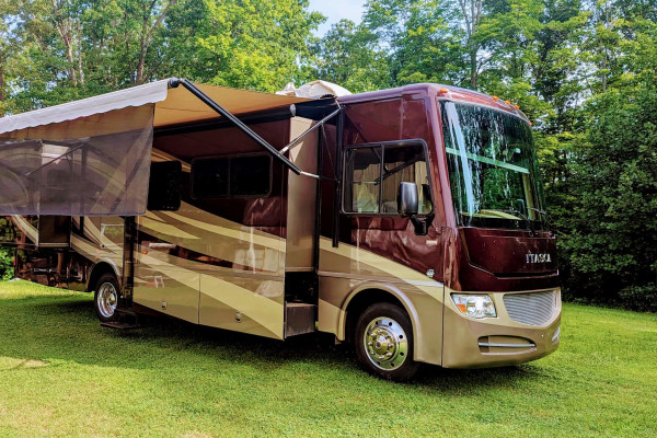 Miss Daisy - 2014 Itasca Sunova 33C - Comfort and Space