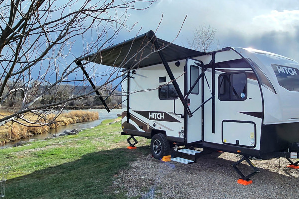 New Lightweight Pet-Friendly Trailer Camper with Slide-Out Dining Area