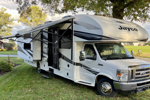 The Queen Bea: 2018 Jayco Greyhawk 31FS motorhome