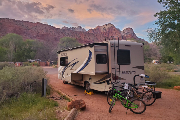 Fully-loaded, Spacious 24ft Motorhome with Full Side Slide Out!